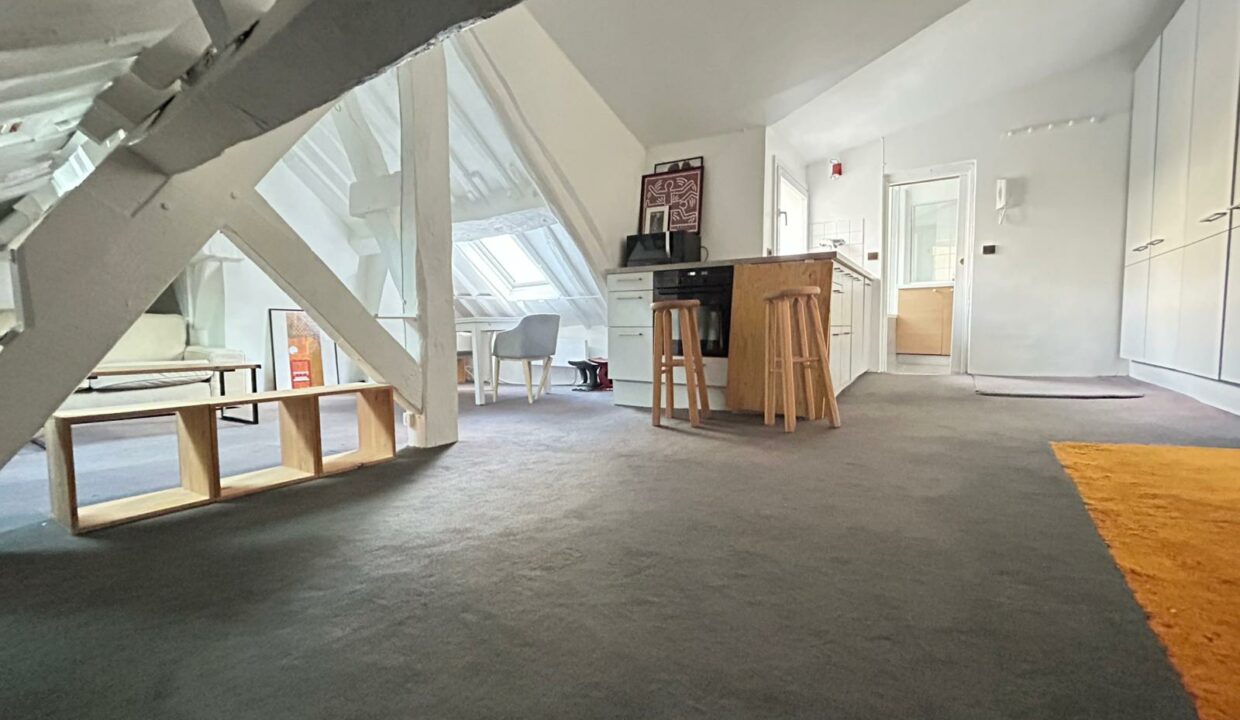 vue sur cuisine, salle de bain